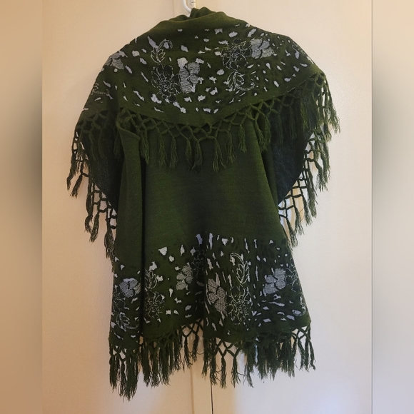 Green crocheted shrug - Picture 2 of 3